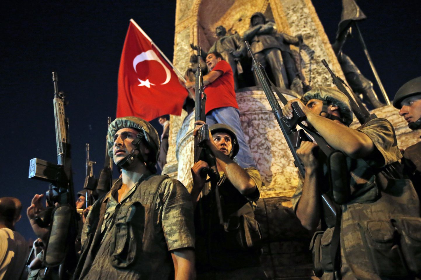 Türgi armee teatas reede hilisõhtul võimu haaramisest riigis.