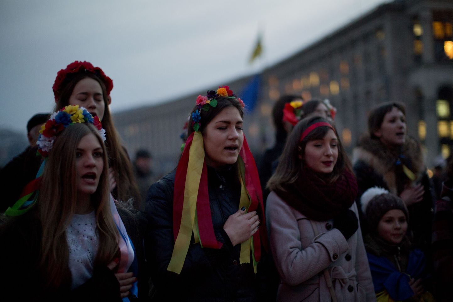 Janukovõtši võimu vastu protestinud neiud laulsid täna Kiievi Maidani väljakul lillepärgadega ehitult Ukraina hümni.