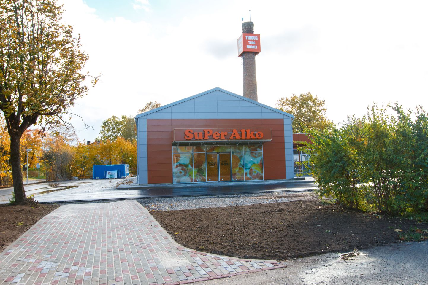 Superalko senine kauplus Valkas asub vaid mõnesaja meetri kaugusel Eesti piirist.