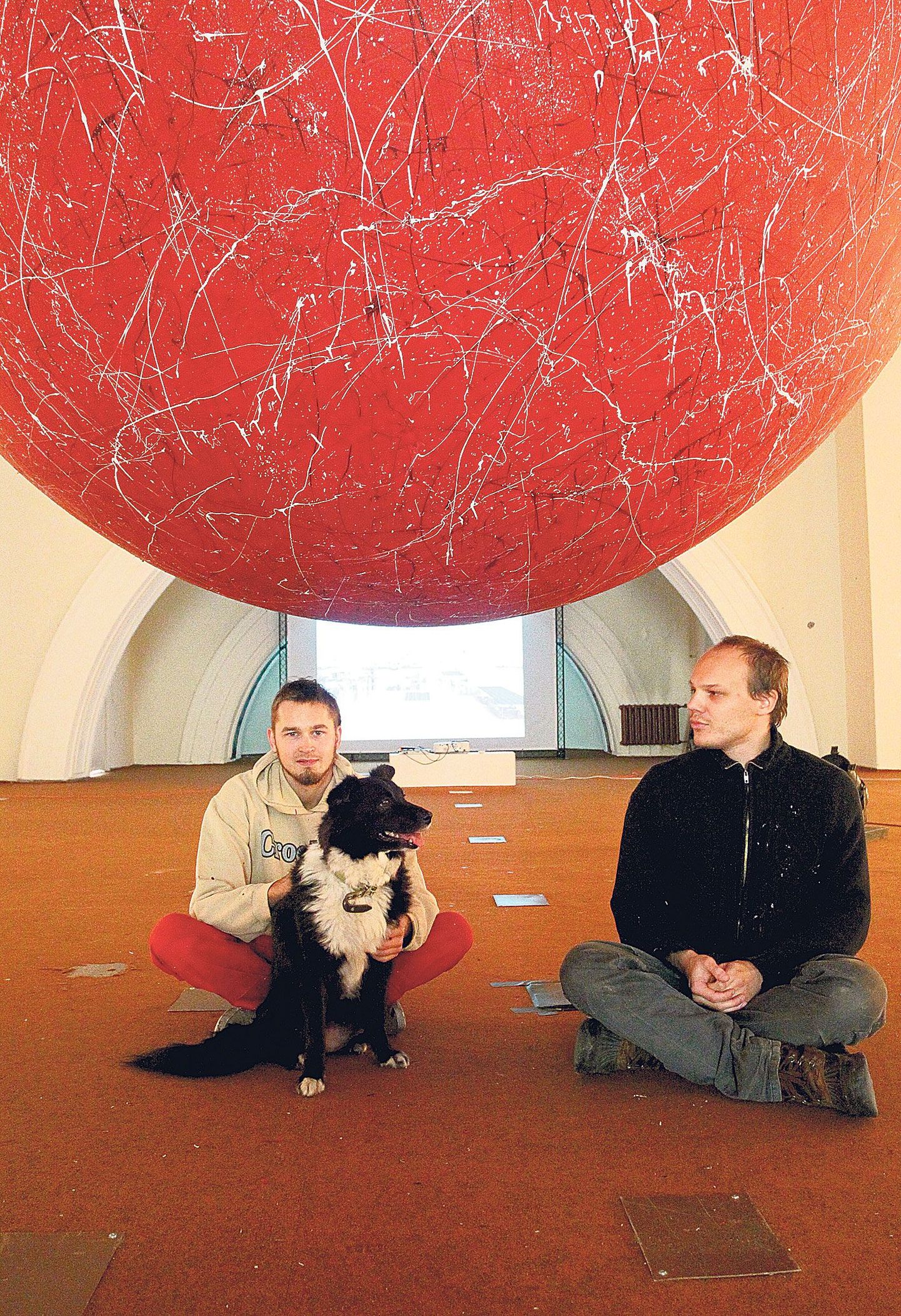 Kui Edgar Tedresaar (vasakul) ja Matthias Sildnik panid eile Y-galeriis näitust üles, oli neil teiste hulgas abiks koer Mahvi, kes sättis ennast koos kunstnikega ka pildi peale.