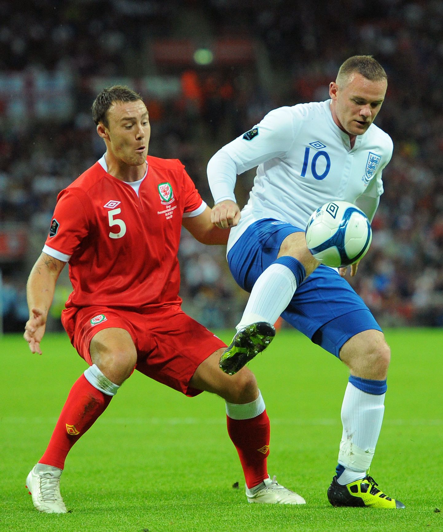 Inglise koondise ründaja Wayne Rooney (paremal) ja Walesi mängija Darcy Blake.