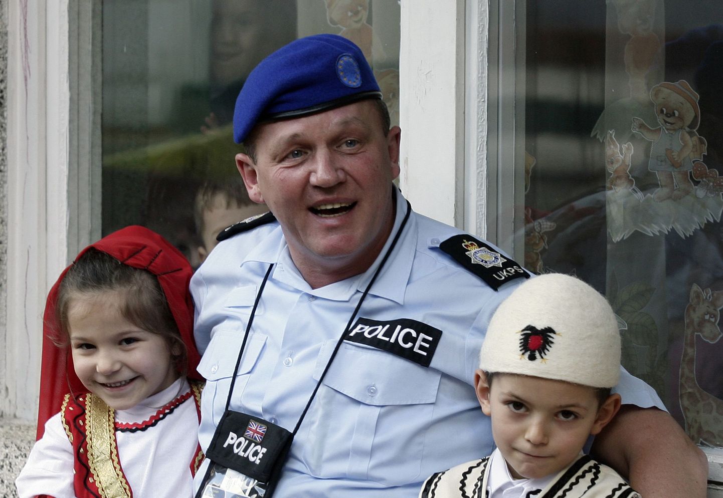 Kosovos ELi politseimissioonil teeniv britt kohalike lastega.