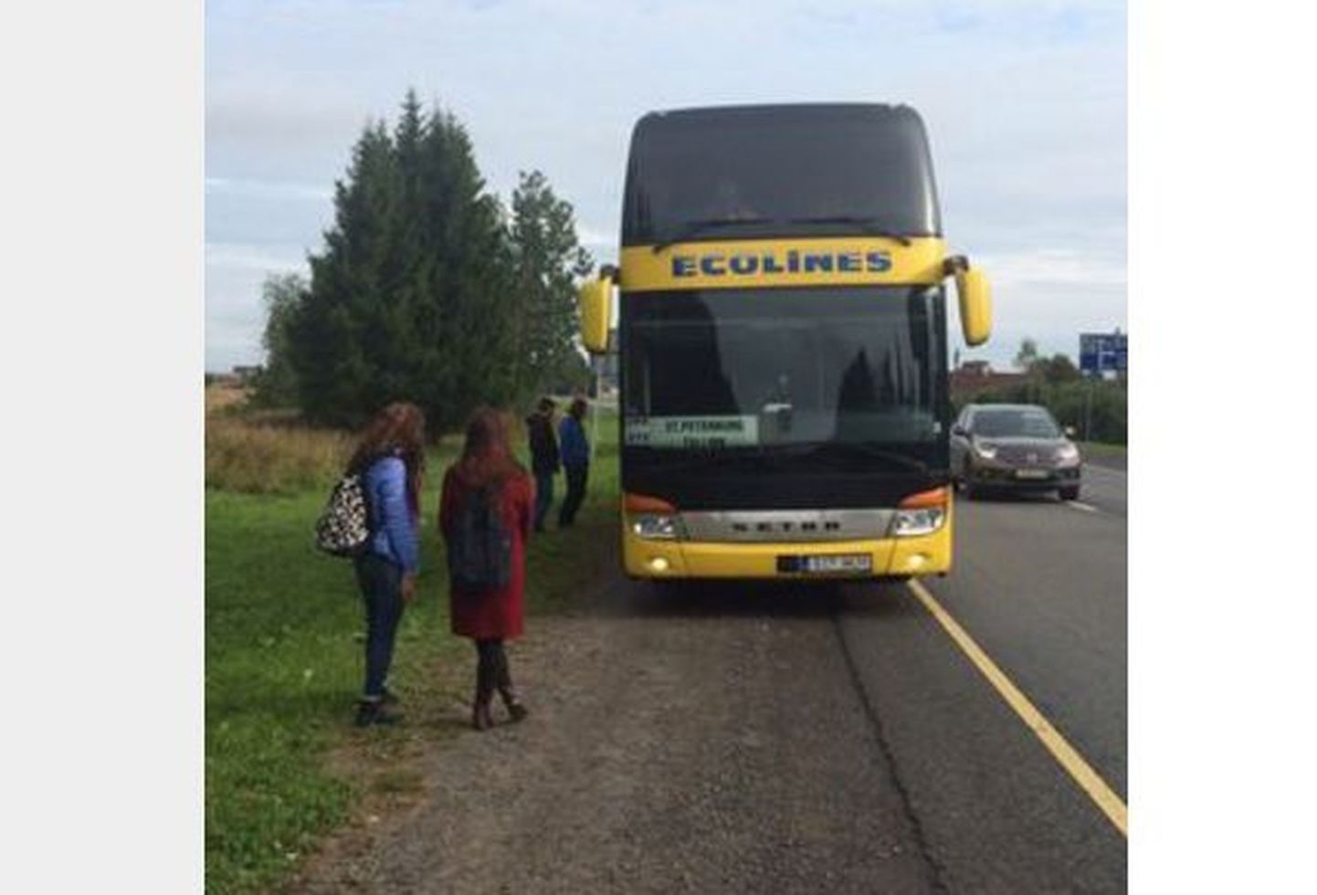 Ecolines'i buss pidi rehvi purunemise tõttu peatuma.