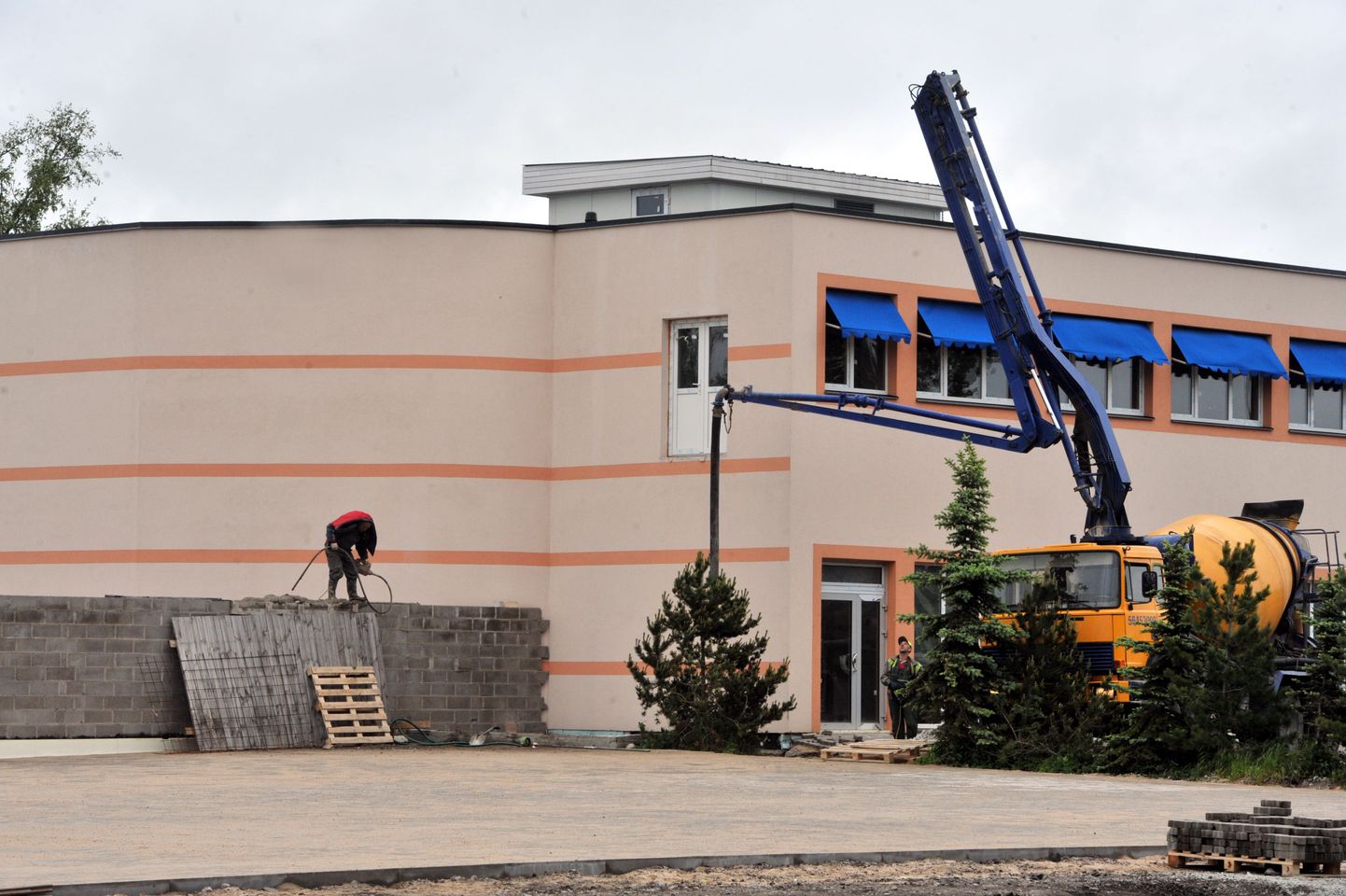 Ecolandi hotelli juurde ehitatakse kõrget kivimüüri, mis ei ole projektiga kooskõlas.