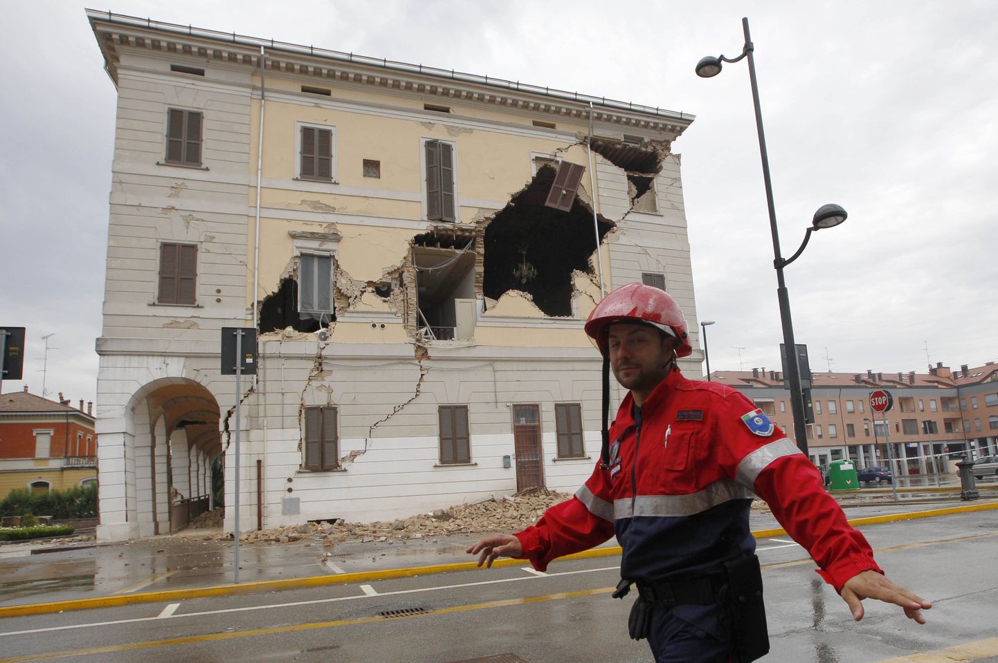 Vabatahtlik möödumas Sant' Agostino linnavalitsuse hoonest.