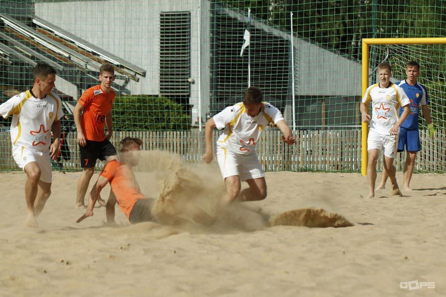 Laupäeval peetud Eesti rannajalgpalli karikavõistluste põhiturniiril võitis viljandlaste esiliiga meeskond JK Fellin (oranžides särkides) BSC Startouri ja pääses augustis asetleidvale finaalturniirile.