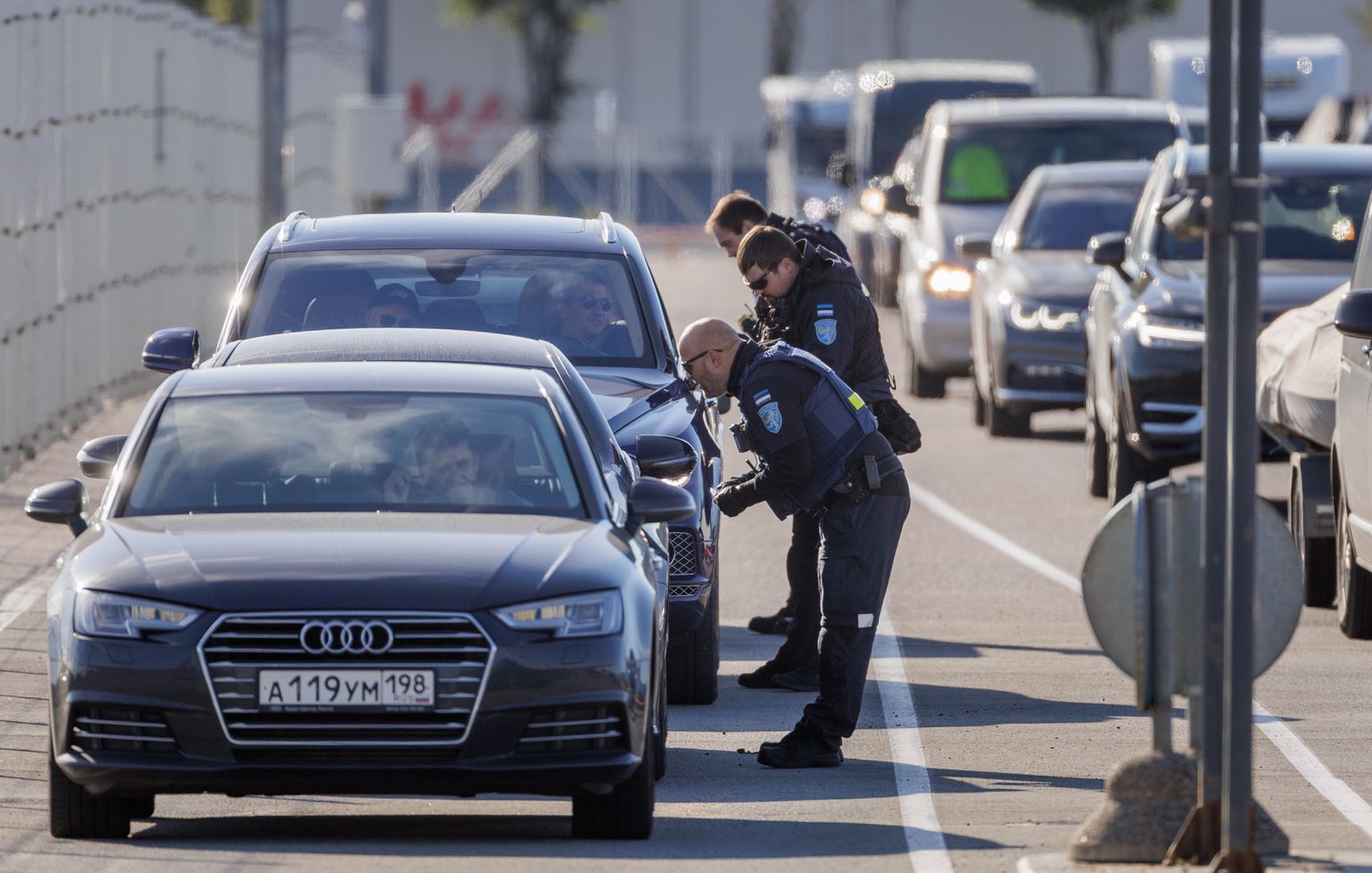 Helsingi laevalt tulevate Vene numbrimärkidega autode kontrollimine Tallinna sadama D-terminalis.