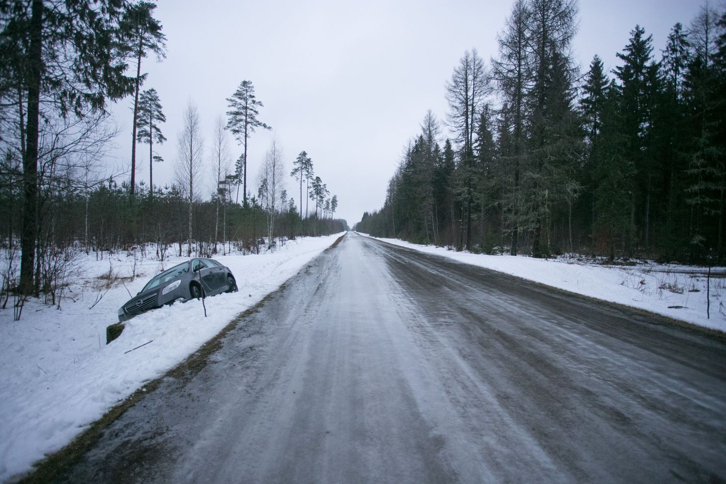 Libedad teed ajavad üle Eesti autosid kraavi