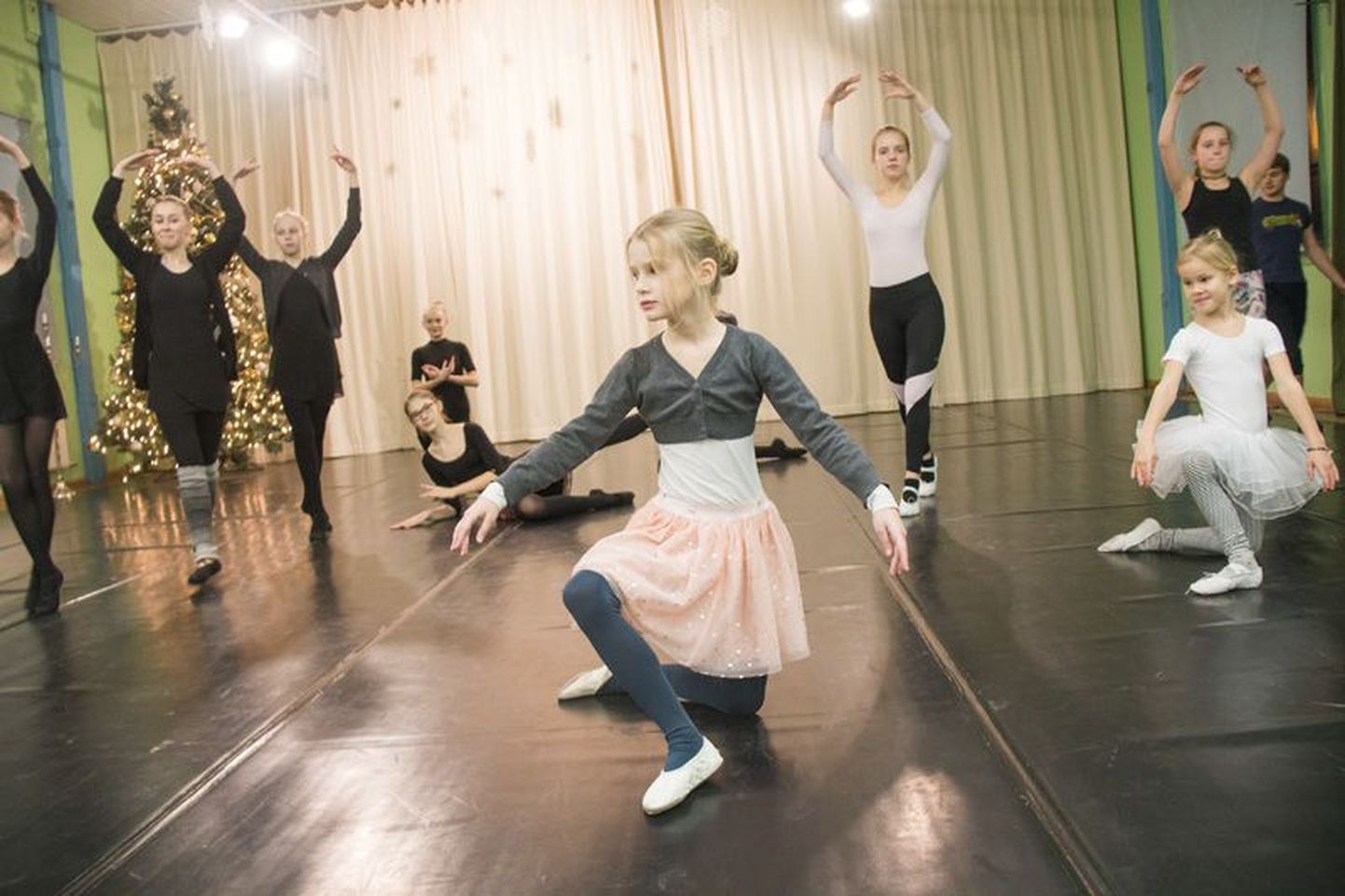 Balletipiigad andsid õpetaja ja koreograaf Asti Kuuse pilgu all “Chopinianale” veel viimast lihvi. Täna tantsitakse juba publiku ees.