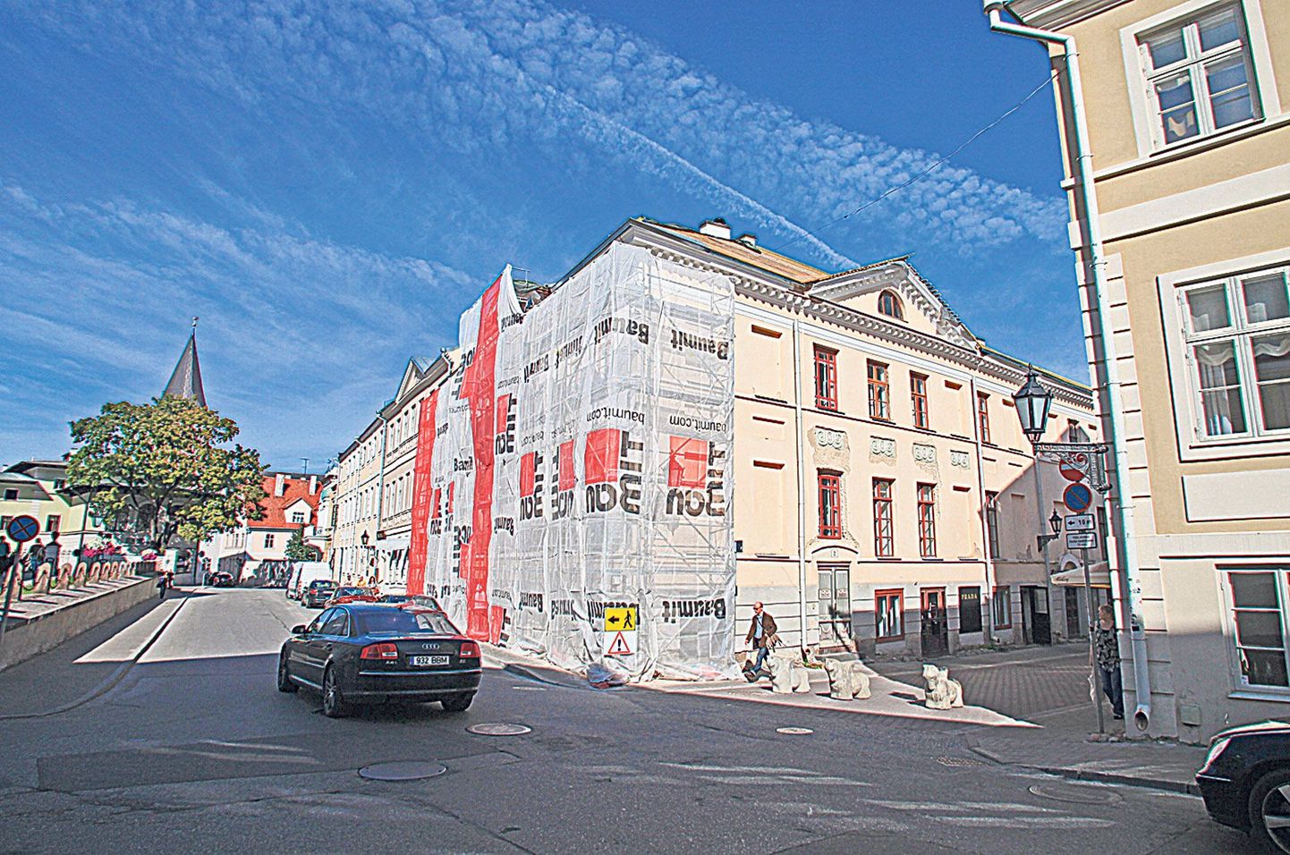 Tartu Ülikoolile kuulunud Küütri 2 hoone vahetas kevadel omanikku. Tulevikus saab majja osta kortereid, soklikorrusele jäävad äripinnad. Uus omanik on alustanud fassaadi remonti.