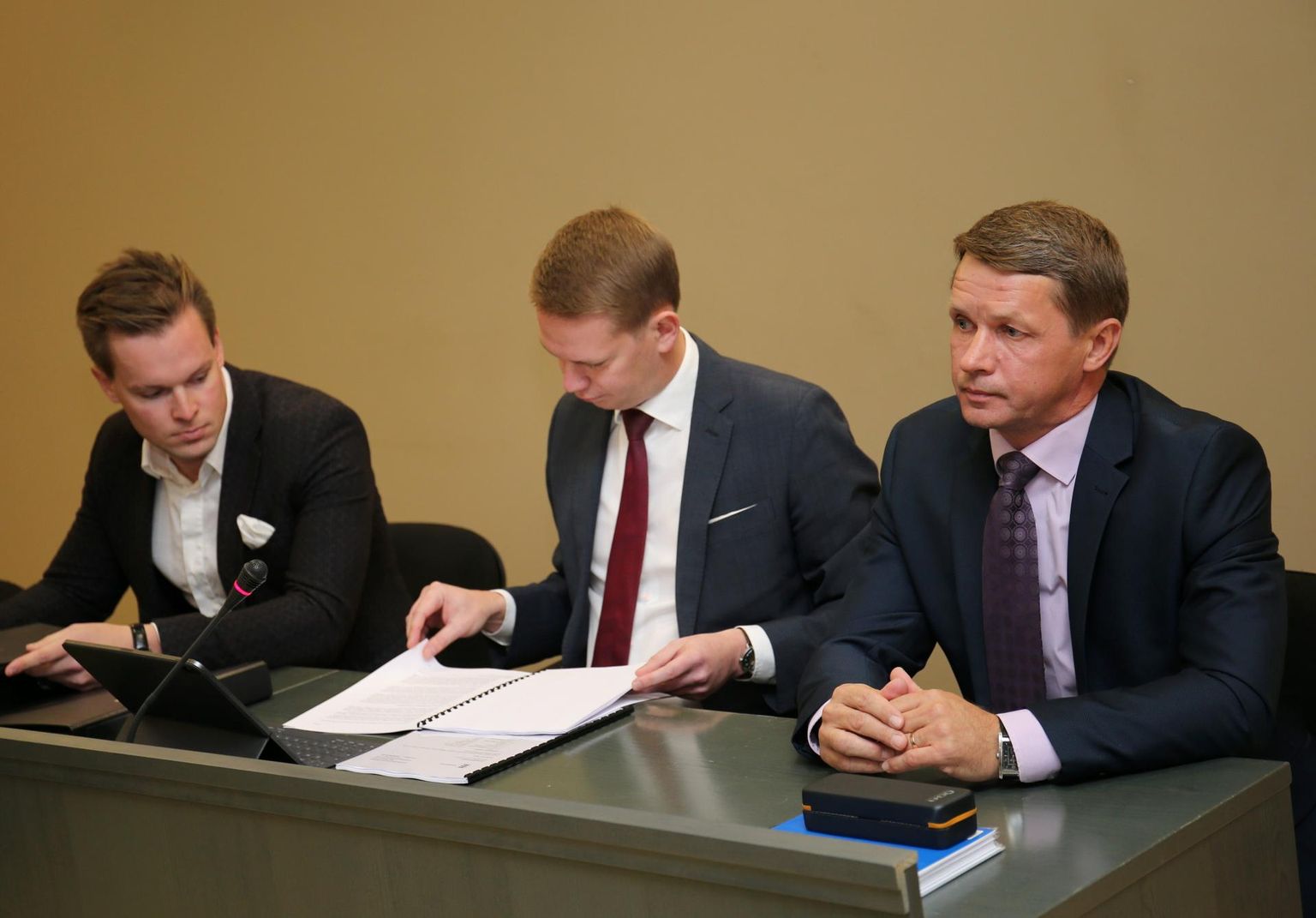 Tartu endine abilinnapea Valvo Semilarski (paremal) astus 7. oktoobril kohtu ette. Tema kaitsja on vandeadvokaat Oliver Nääs (keskel).