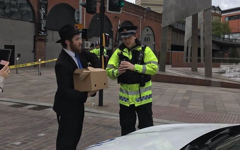 Juudi rabi tõi Manchesteri tänavatel valvavatele politseinikele sooja teed / Twitter.com
