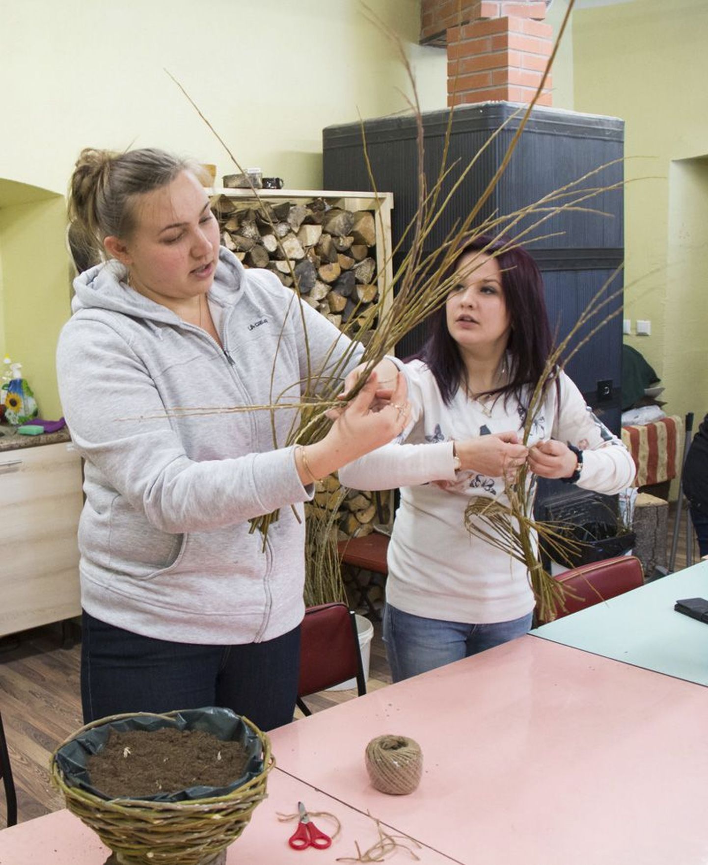 Oxana Nikitina (vasakul) leiab, et käsitööring on vähemalt üks asi, mille pärast kodust välja tulla.
