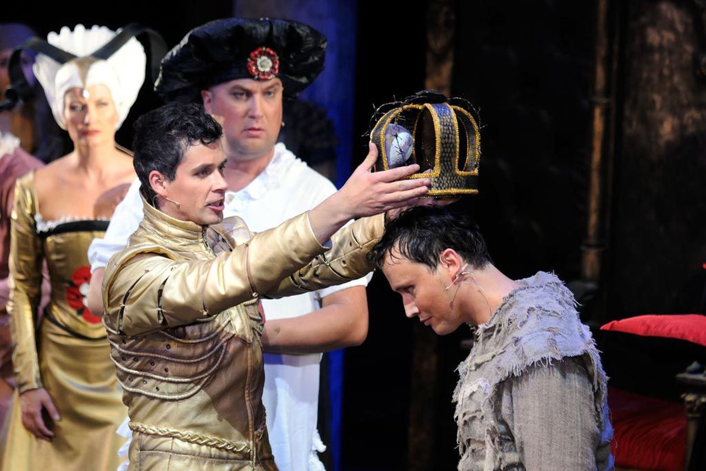 Rahvusooper Estonia ooperis "Prints ja kerjus" mängivad peaosi Andero Ermel ja Andres Köster.