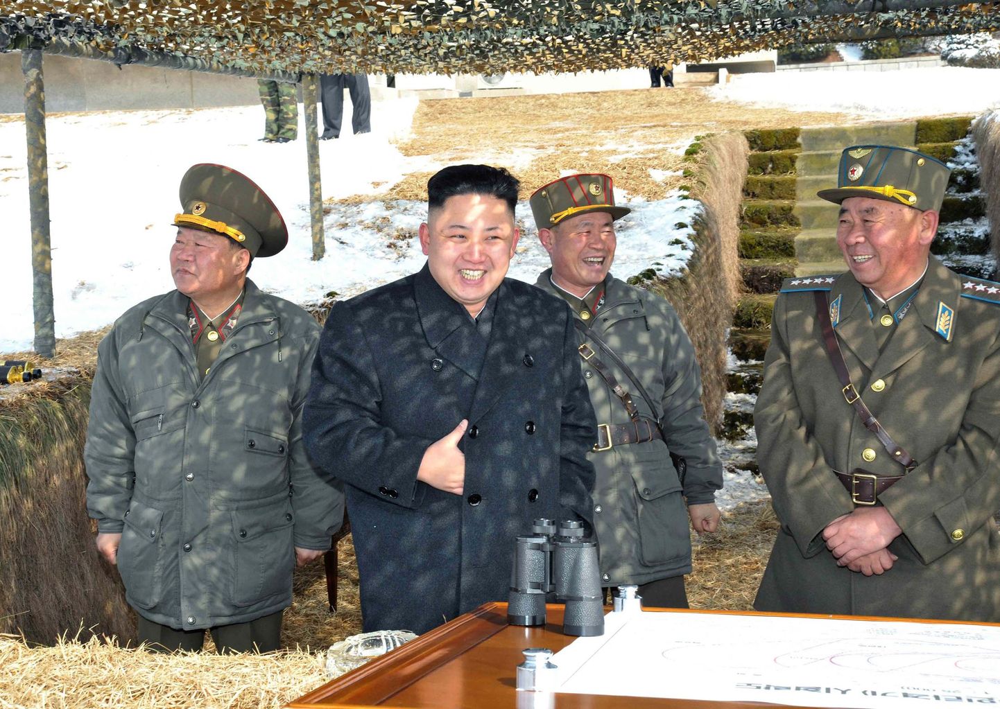 Põhja-Korea juht Kim Jong-un koos kindralitega