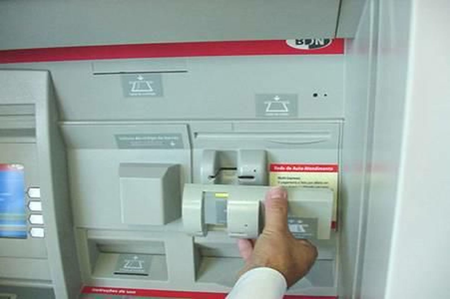 Мошенники воруют данные с банковских карт при помощи скиммера - устройства, устанавливаемого на банкомат.