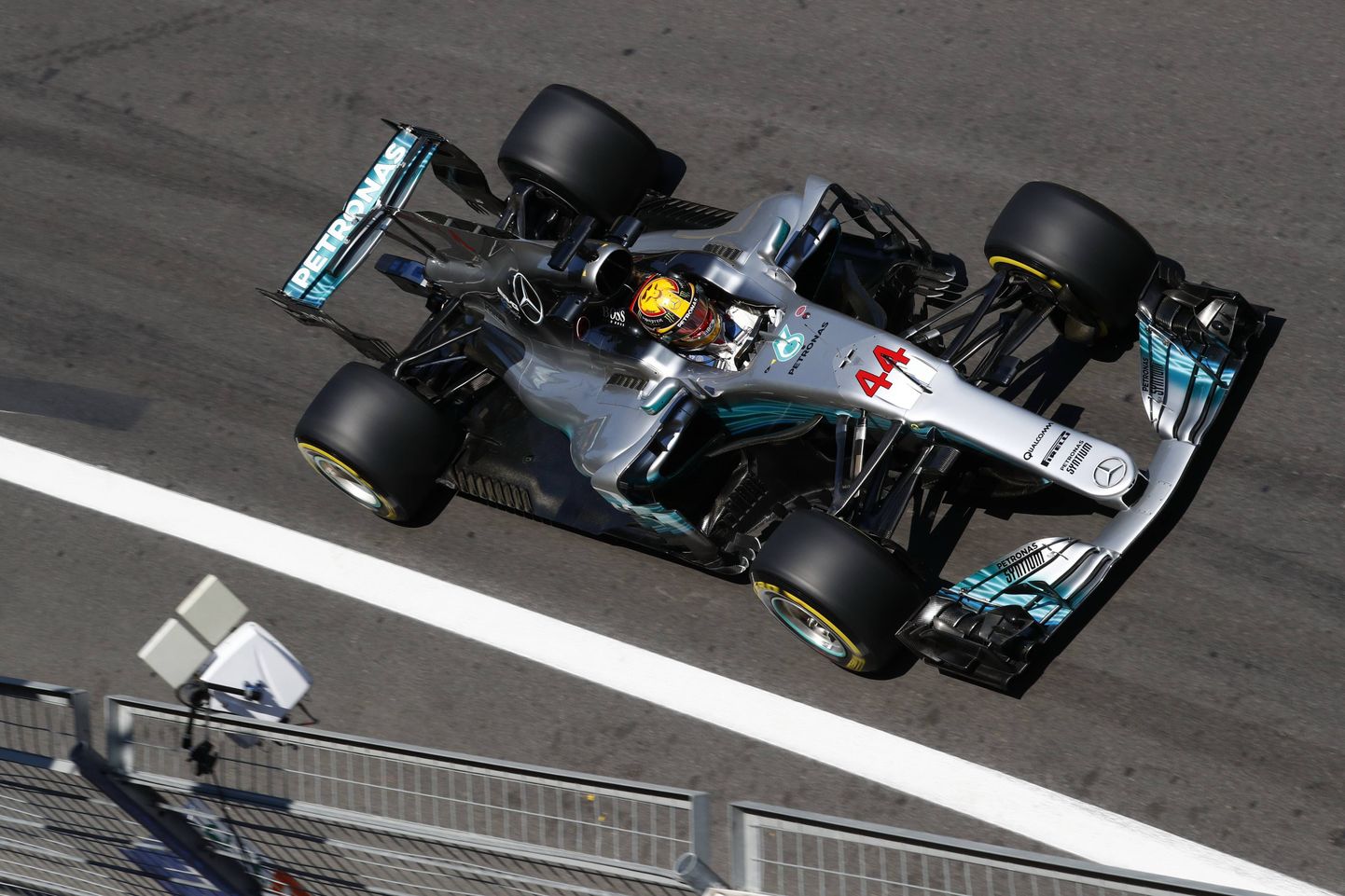 Lewis Hamilton kihutamas Aserbaidžaani ringrajal.