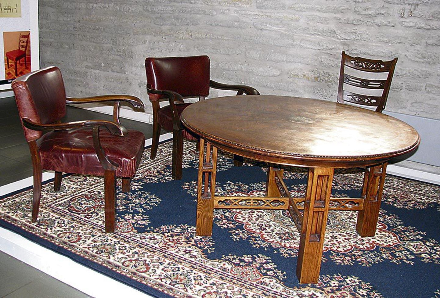 Peaministri ametikorteri salongi mööbel valmis Siinmaal aastail 1938–1939 ja asub praegu riigikogu esimehe kabinetis Toompea lossis.