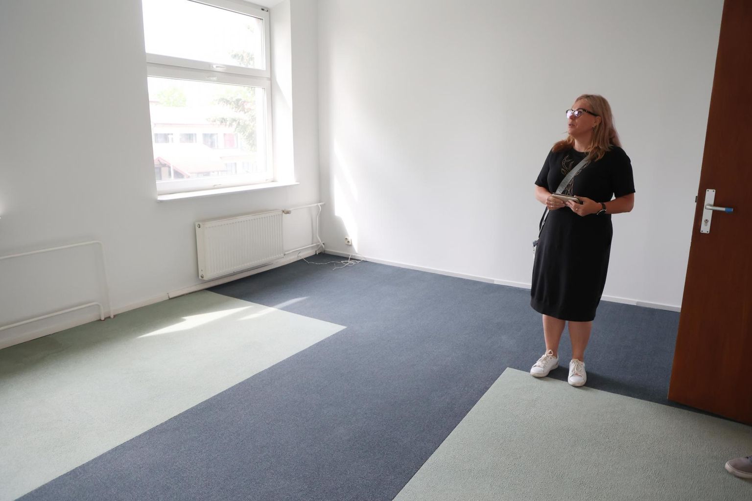 Riigi Kinnisvara Lääne piirkonna kinnisvarahaldur Kalli Mägar näitab, kus hakkab alates juunist asuma maksu- ja tolliameti teenindussaal. Kunagi registreeriti selles ruumis abielusid, millele viitab ka põrandal olev vaipkate. Vaip jääb põrandale alles ka pärast remonti.