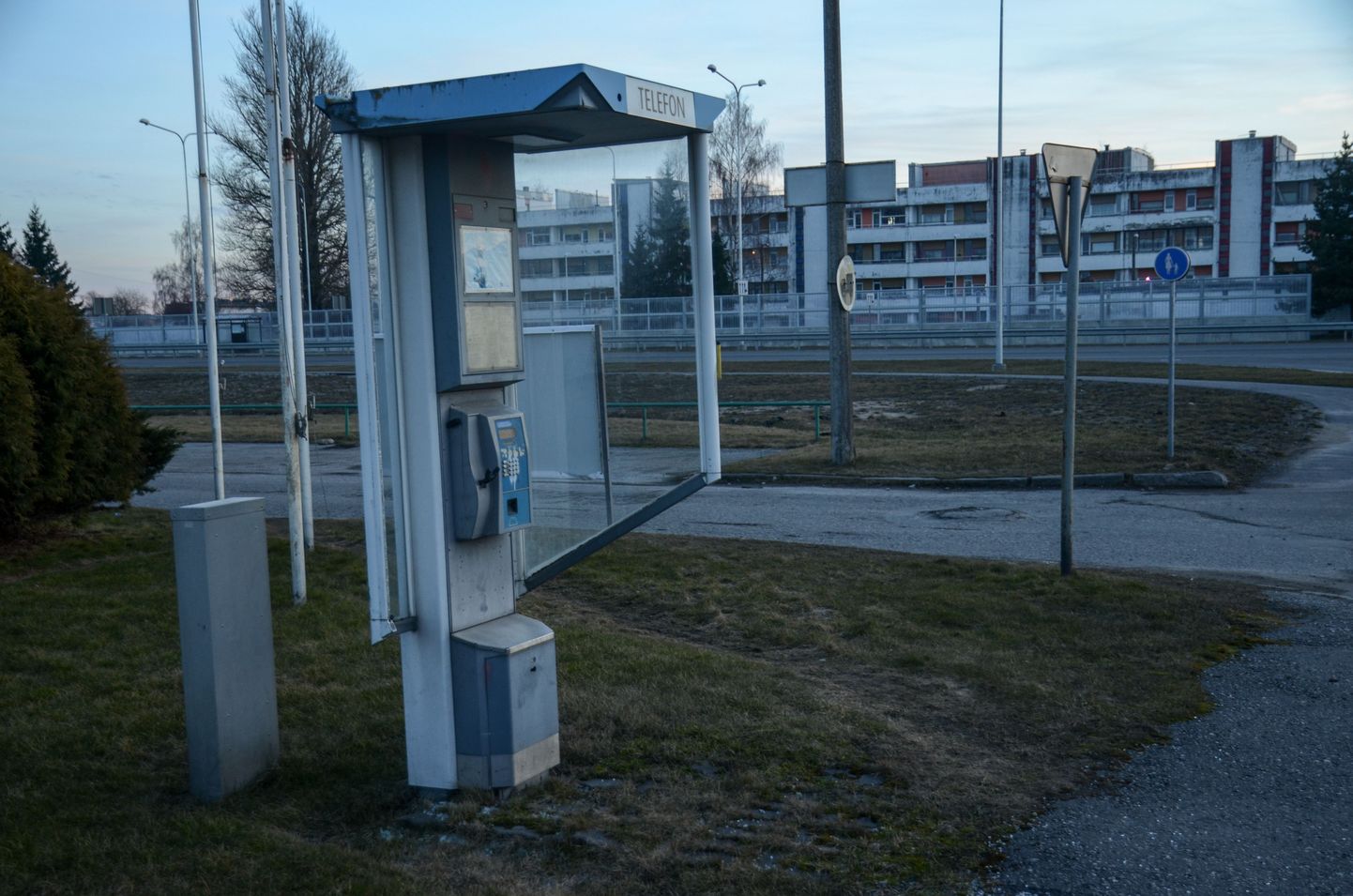 Pärnus Ehitajate tee ääres tervitab möödujaid ajareisija telekommunikatsiooni möödunud ajajärgust.