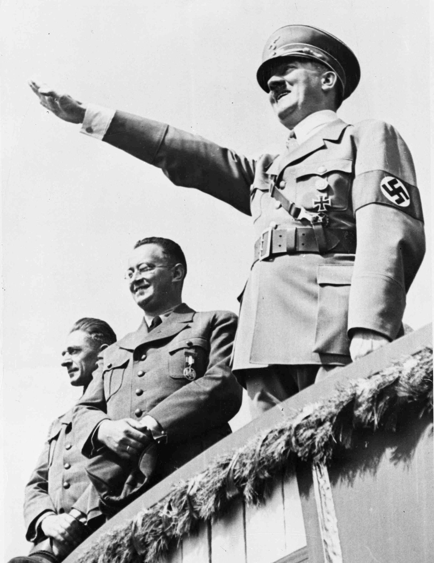 Нацистское приветствие в исполнении Адольфа Гитлера.