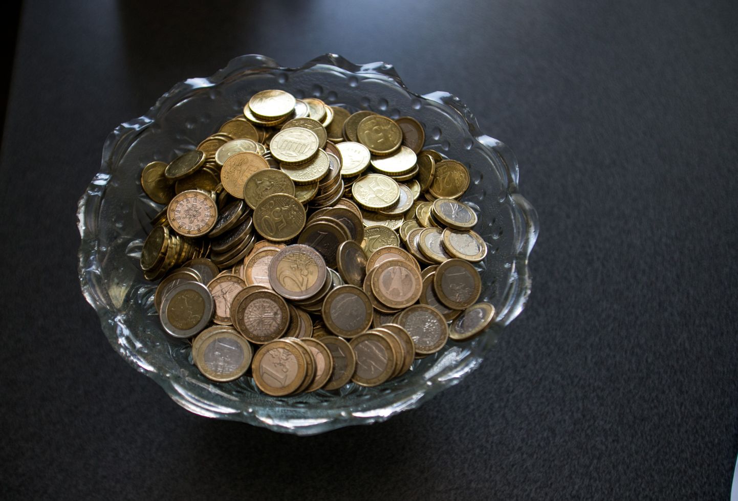 Viljandimaal leiti 2-eurone võltsimistunnusega münt. Pilt on illustratiivne.