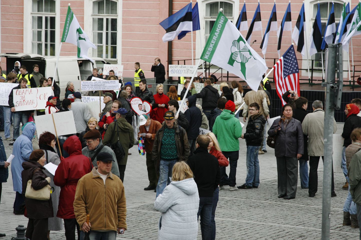 Inimesed Tallinnas Toompea lossiplatsil Keskerakonna korraldatud valitsusvastasel miitingul. Mai 2010.