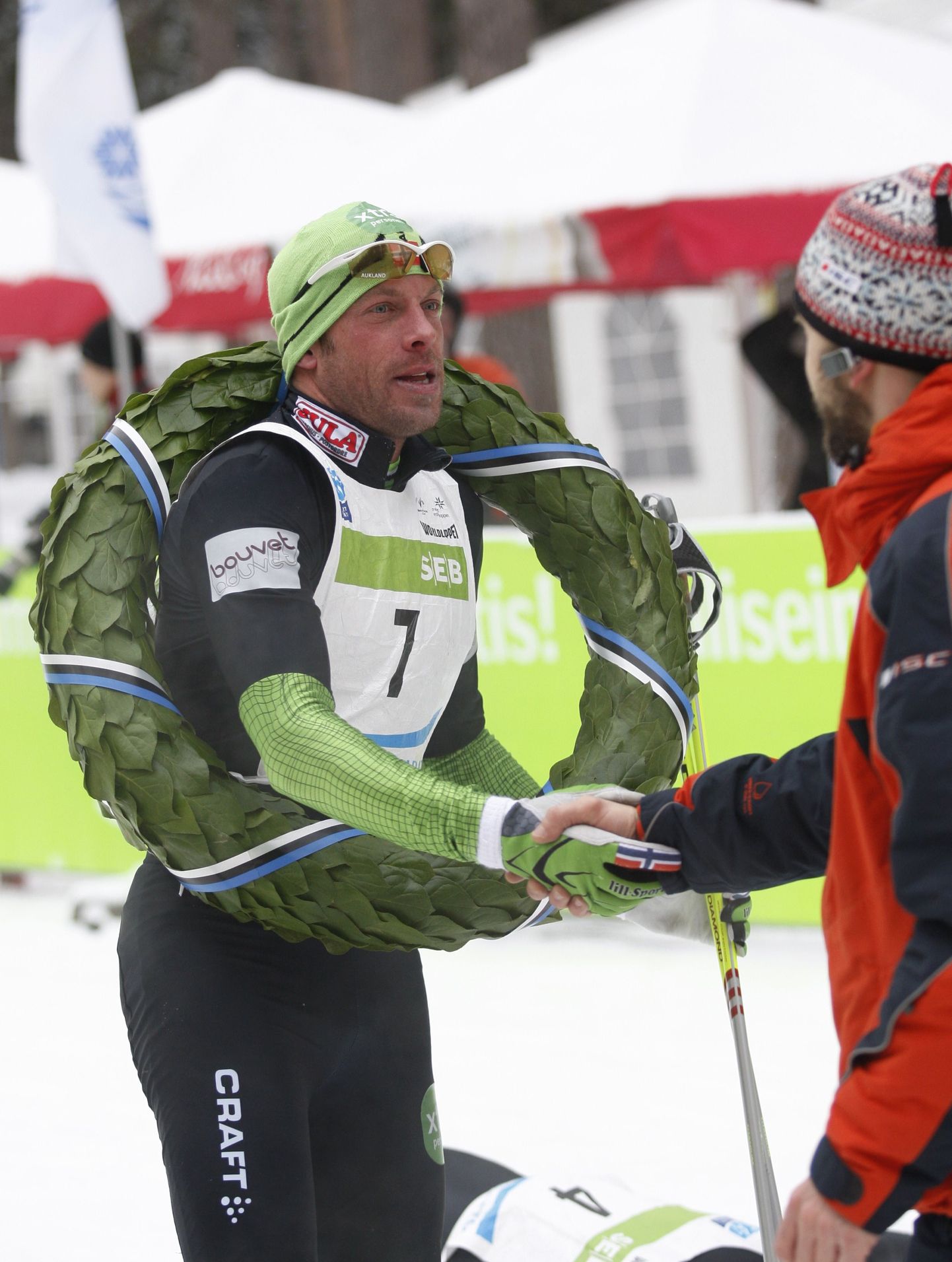 38. Tartu Suusamaratoni
võitja Anders Aukland võtab vastu Indrek Kelgu õnnitlusi Tartumaa Tervisespordikeskuses Elvas.