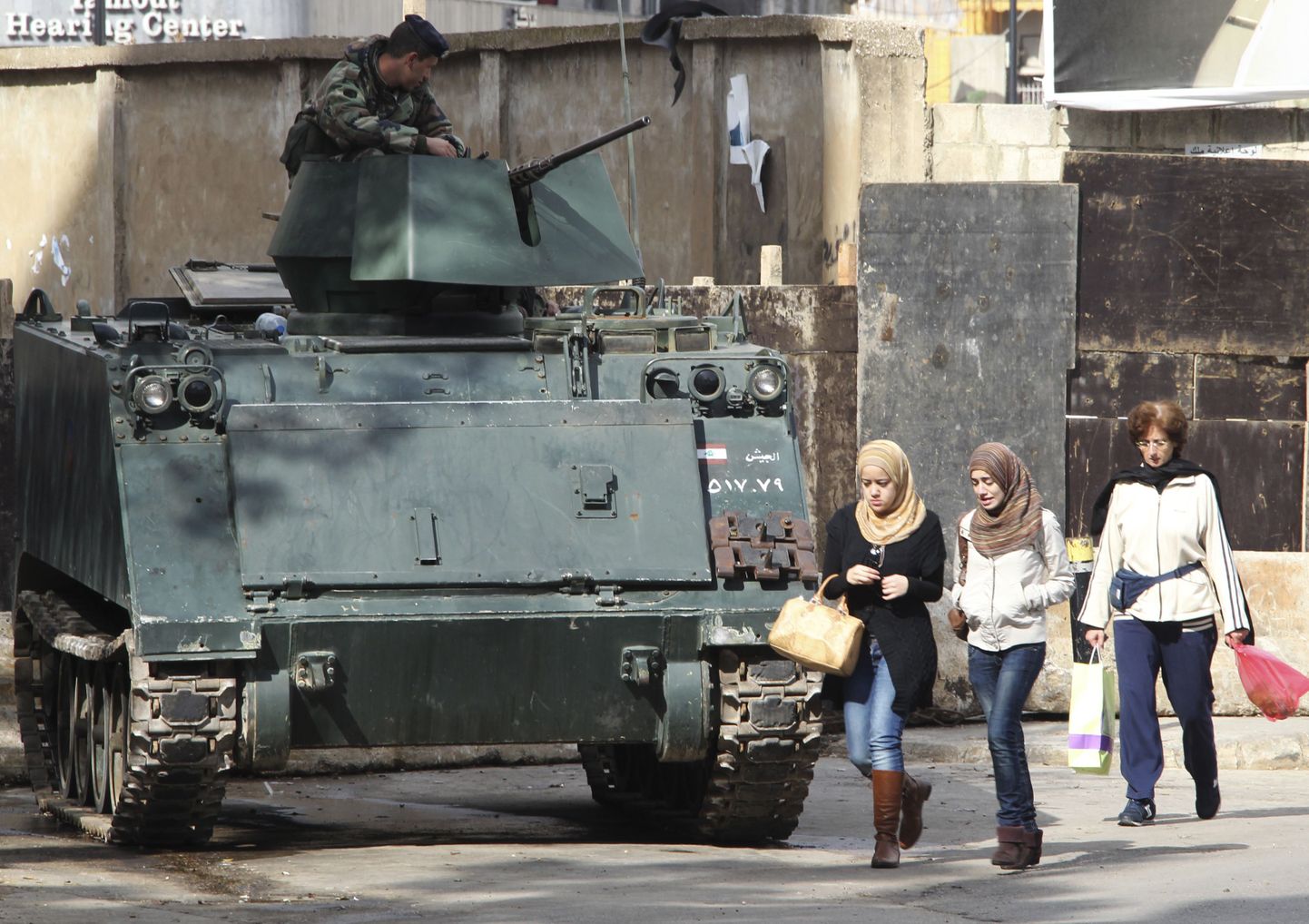 Армейский патруль на улице в Бейруте. Иллюстративное фото.