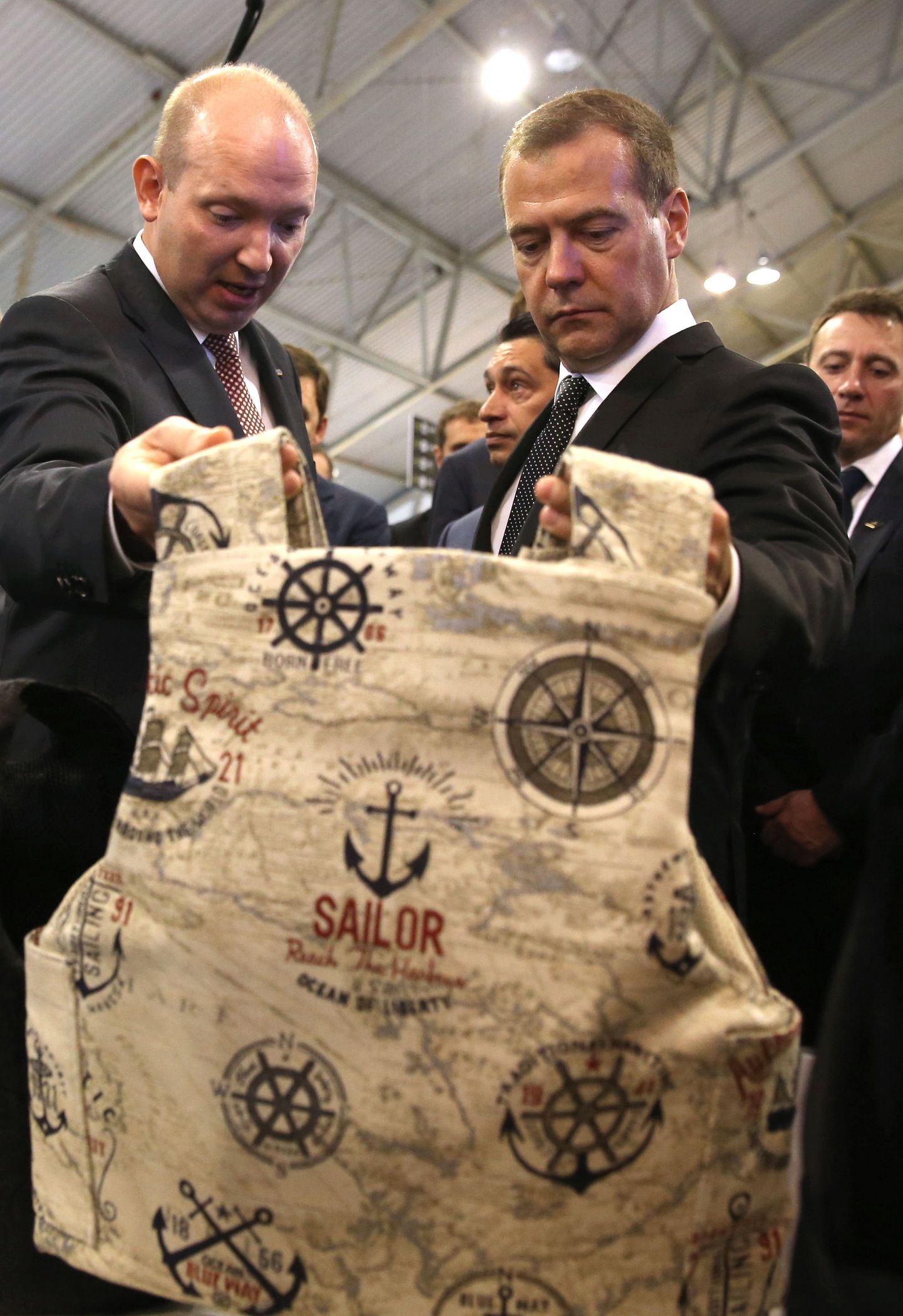 Venemaa peaminister Dmitri Medvedev (paremal) uurib Nižni Tagili relvamessil kuulivesti.