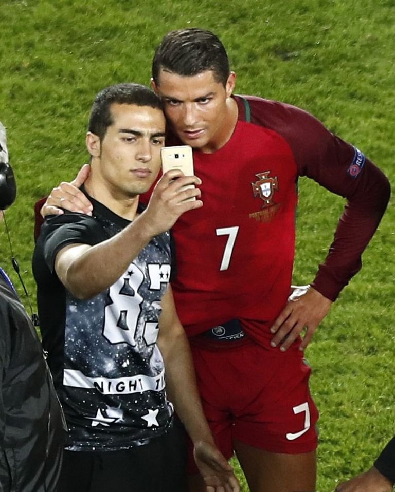 Pärast kohtumist suutis Cristiano Ronaldo ühe fänni siiski õnnelikuks teha. Foto: