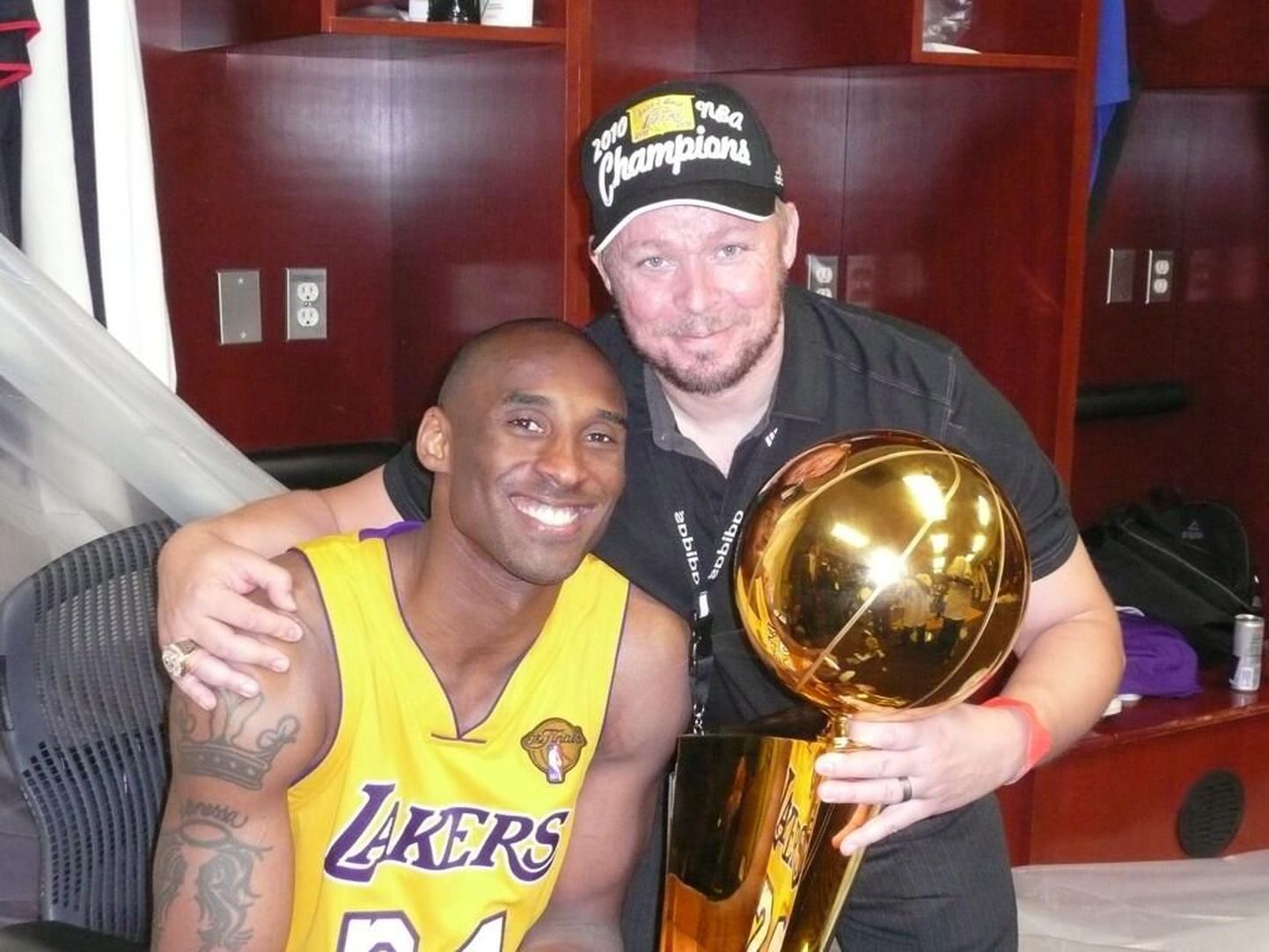 Los Angeles Lakersi füsioterapeut Marko Yrjövuori koos Kobe Bryantiga.