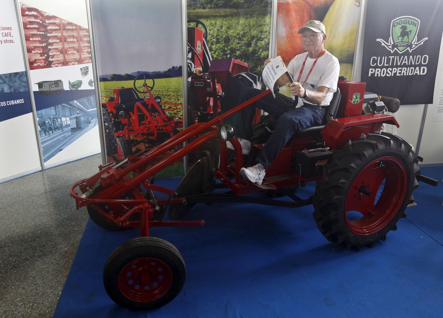 Üks Kuubale rajatava traktoritehase omanikke Horace Clemmens poseerib traktori roolis mullu sügisel Havanna põllumajandusmessil.
