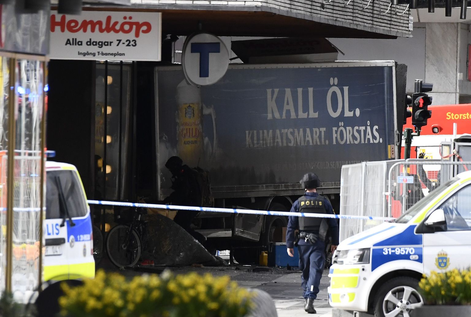 Stockholmis sõitis veok rahva sekka.
