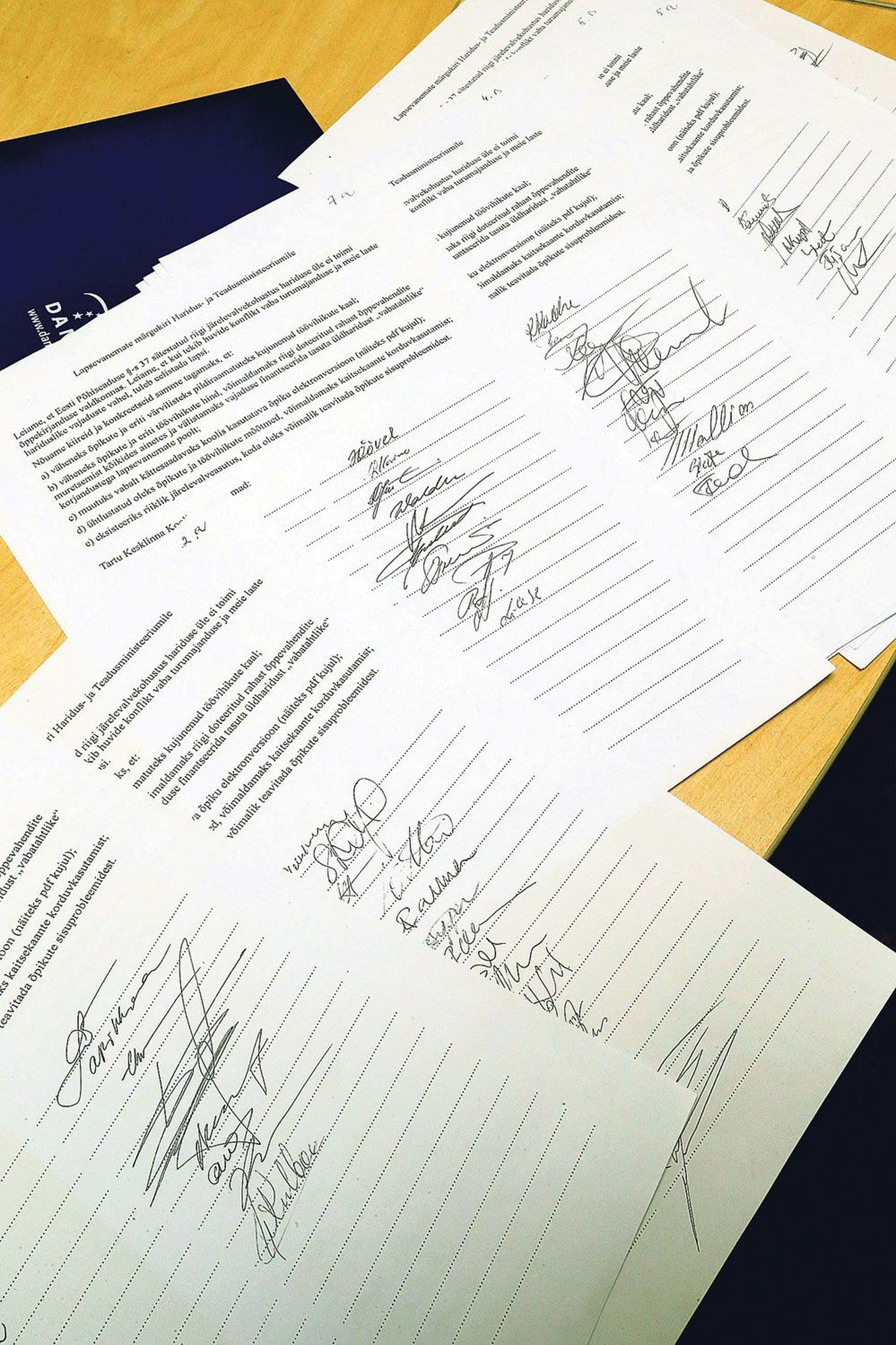 Kesklinna koolist haridusministeeriumile saadetud märgukiri vanemate allkirjadega.