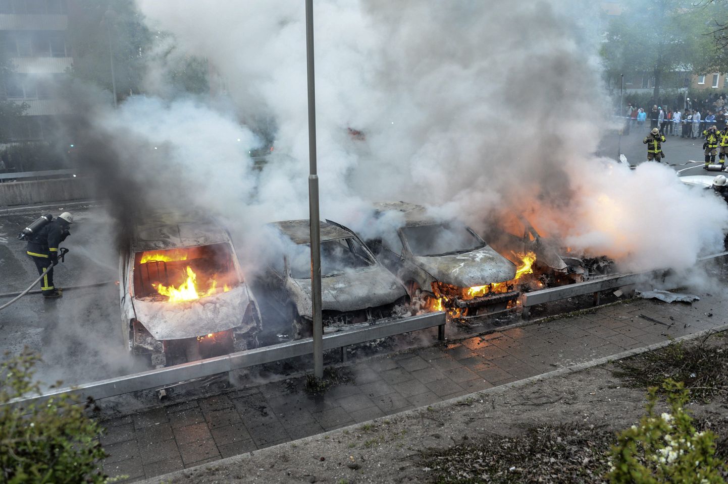 Põlevad autod Stockholmi eeslinnas Rinkebys 23. mail.