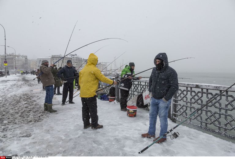 Külmetavad kalamehed Istanbulis Galata sillal. Foto: SELCUK BULENT/SIPA/Scanpix