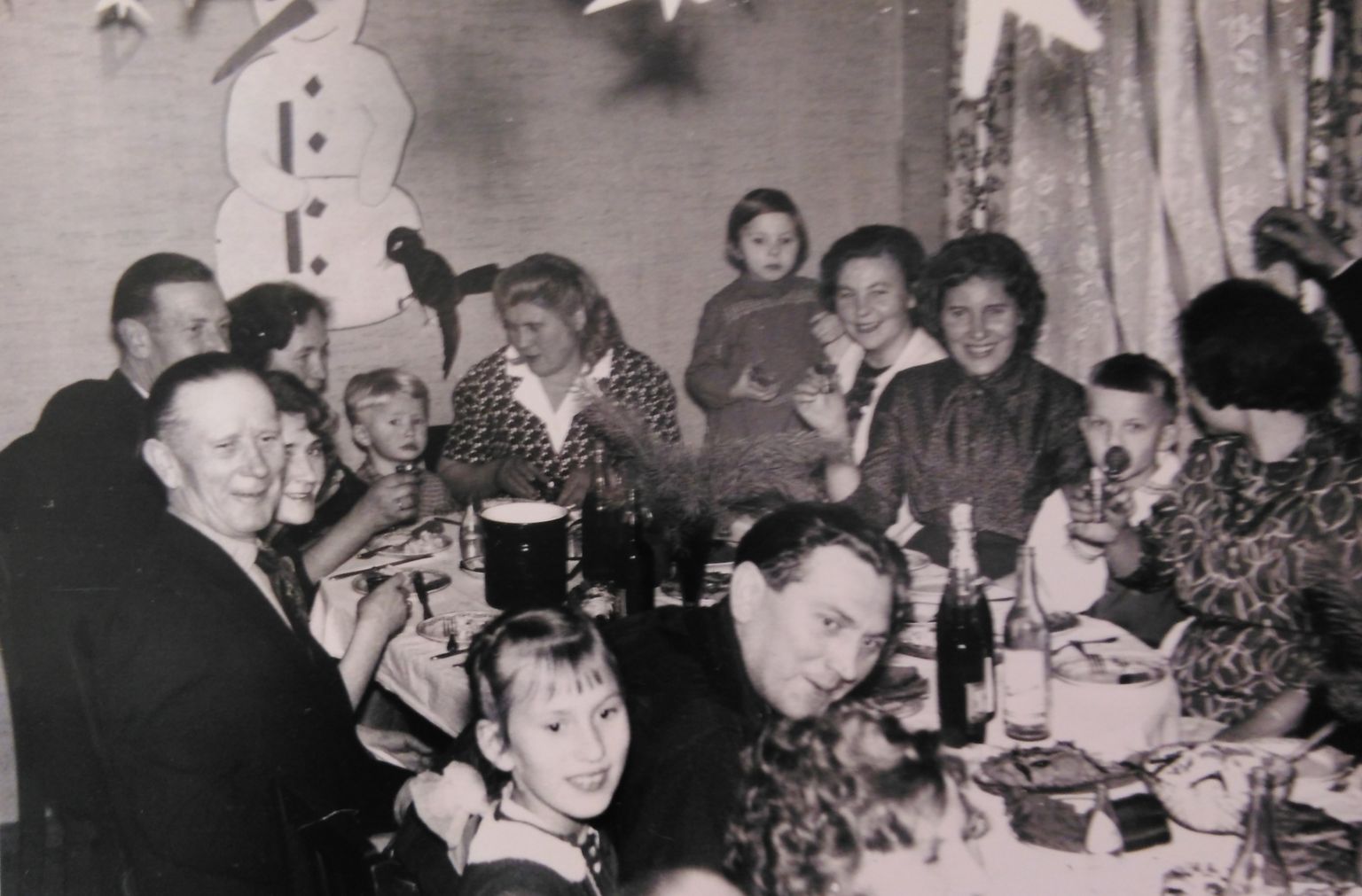 AASTA SIIS OLI 65: Mare Porsi erakogust pärit peopilt on tehtud enam kui poole sajandi eest. Mare isa Endel Tilling tegi tuhandeid fotosid ja on raske öelda, kas fotol on kodune pidu või seltskond haigla nääripeolt.