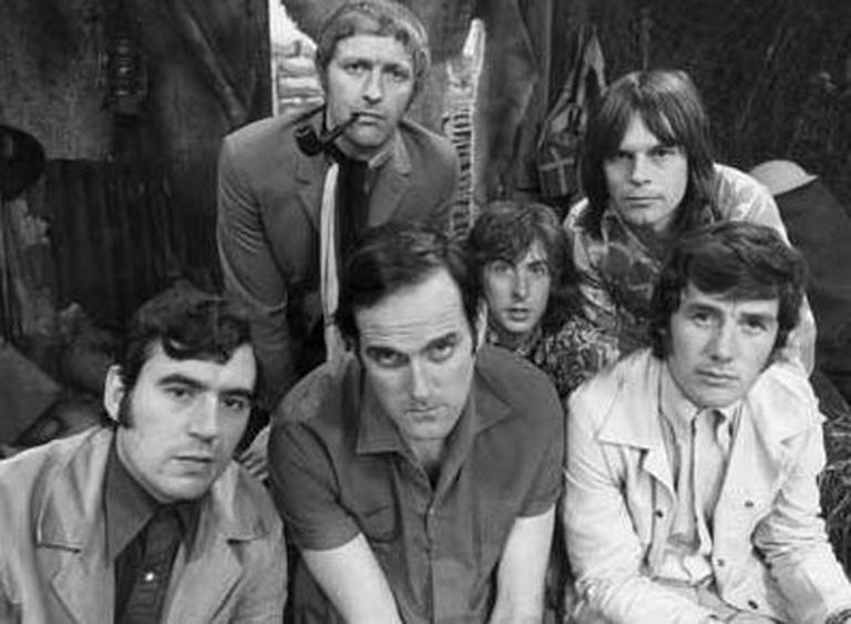 Monty Pythoni koomikud: tagareas vasakult Graham Chapman, Eric Idle ja Terry Gilliam ning esireas vasakult Terry Jones, John Cleese ja Michael Palin / wikipedia.org