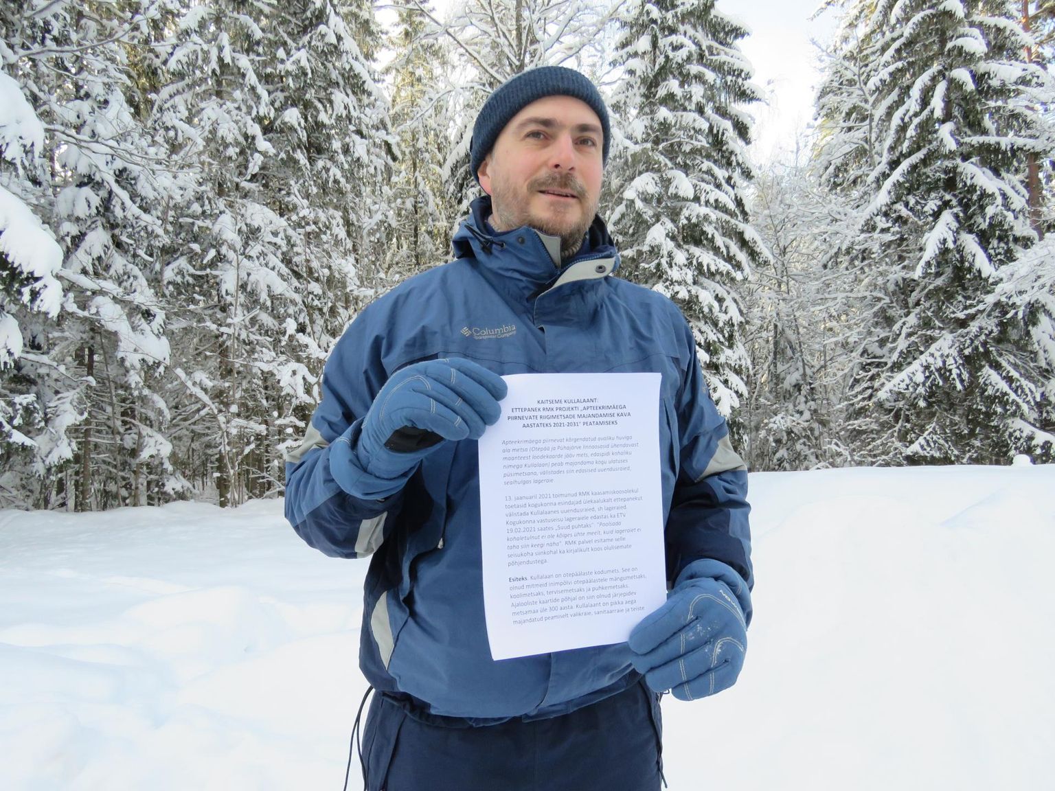 RMK-le mõeldud ühispöördumise teksti käes hoidev otepäälane Oliver Loode ütleb, et lageraiet Kullalaanes soovivad välistada nii kohalik kogukond kui ka paljud inimesed üle Eesti.