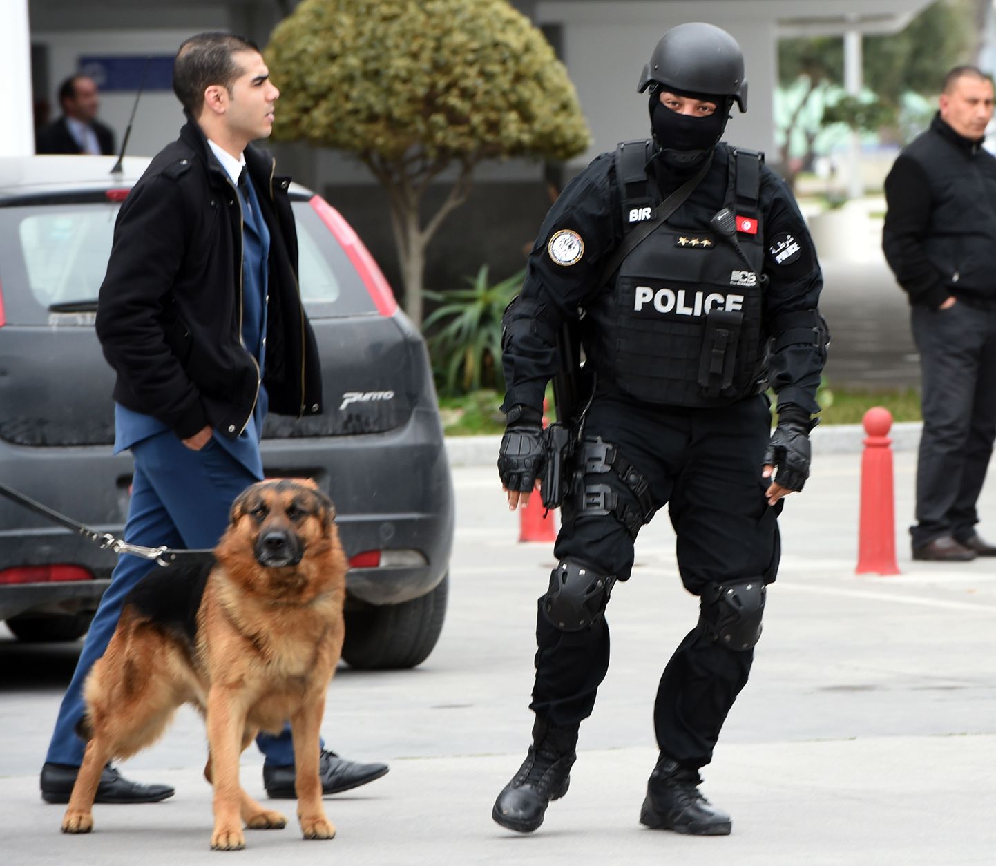 Tuneesia politseinik Tunise lennujaamas.
