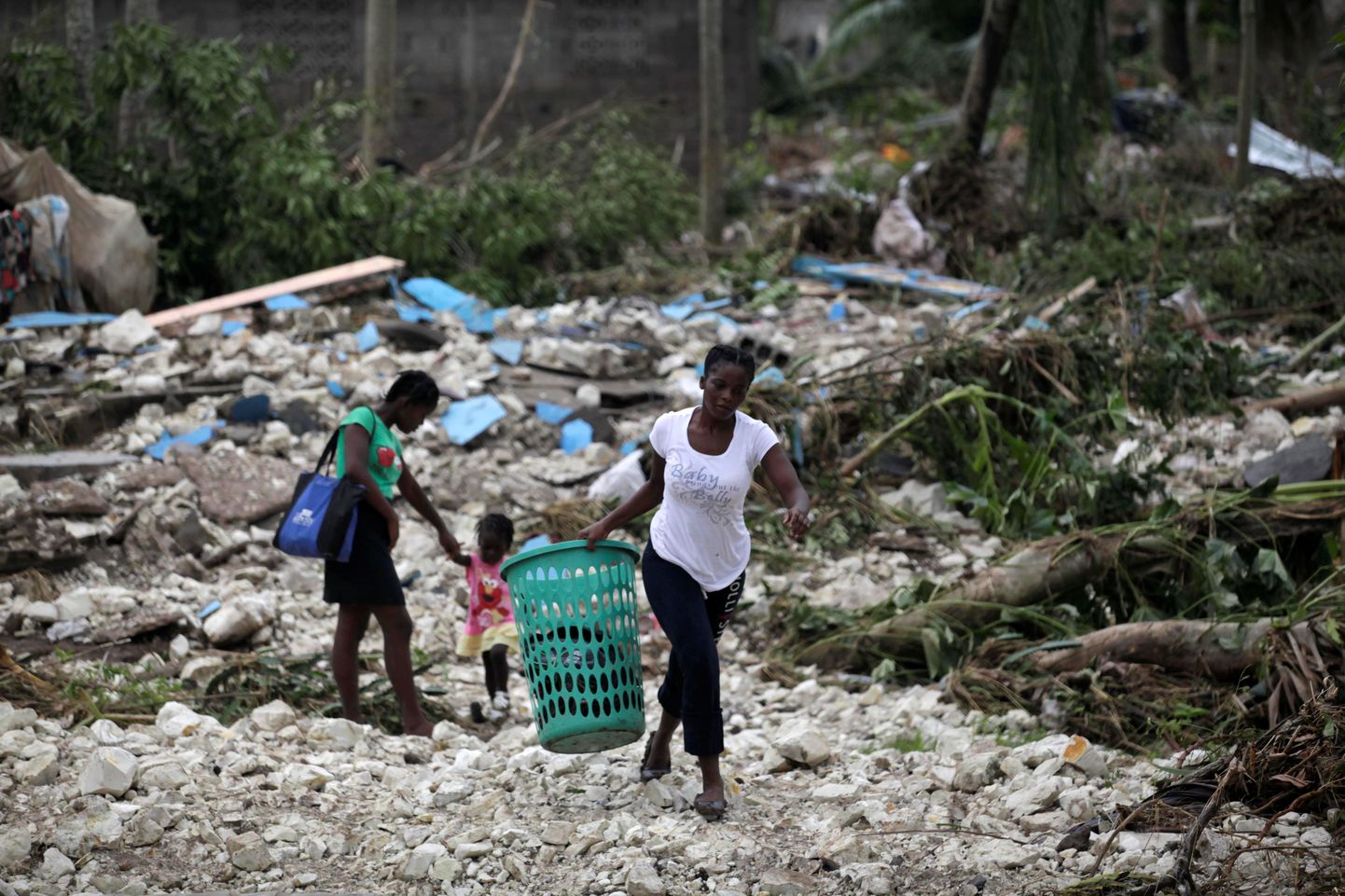 Pesukorviga naine eile Haitil Cavaillon'is pärast orkaan Matthew hävitustööd.