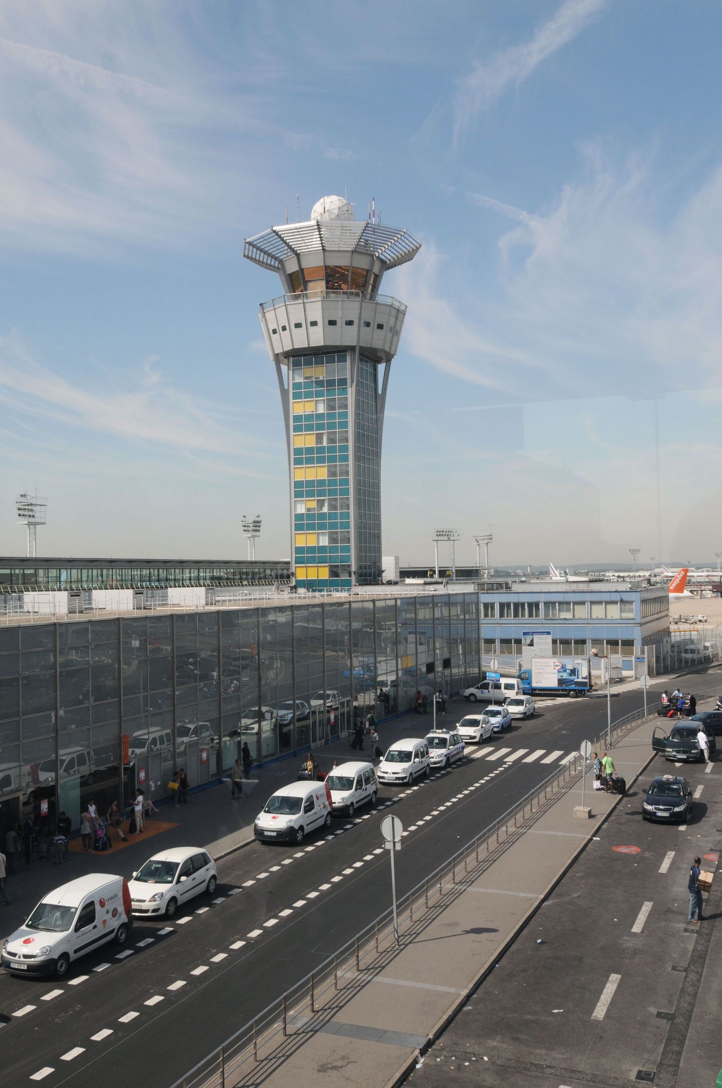 Lennujuhtimiskeskuse torn Charles de Gaulle'i lennuväljal.