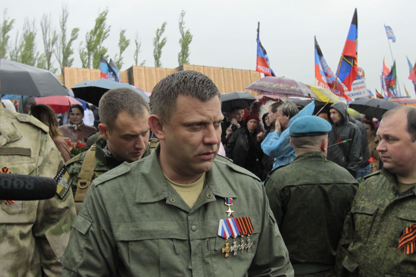Isehakanud Donetski rahvavabariigi juht Aleksandr Zahhartšenko (keskel).