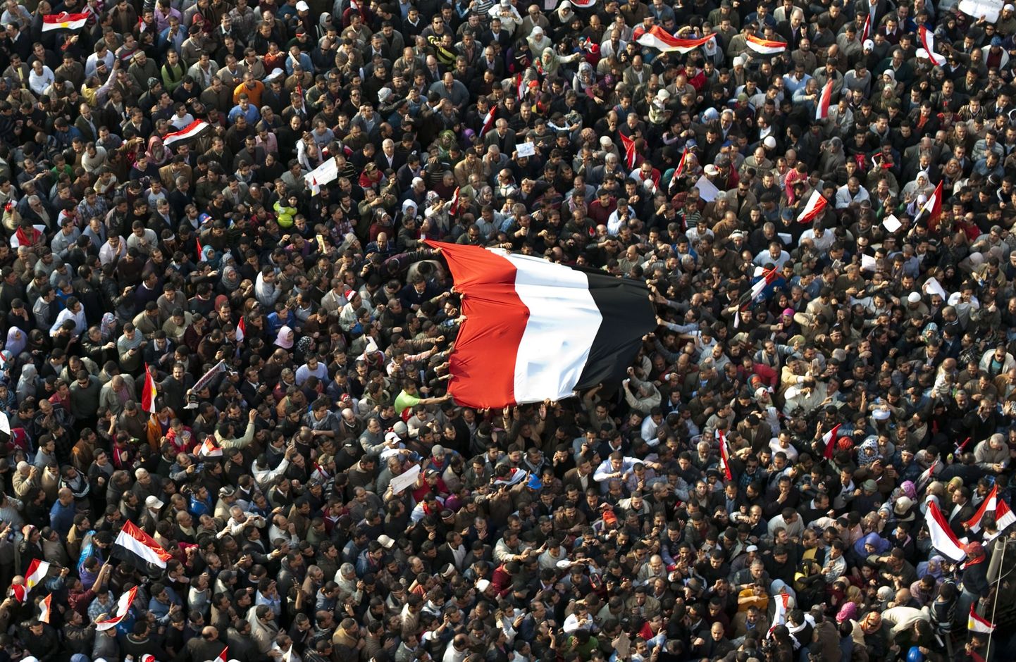 Sajad tuhanded valitsusvastased meeleavaldajad Kairo Tahriri väljakul.