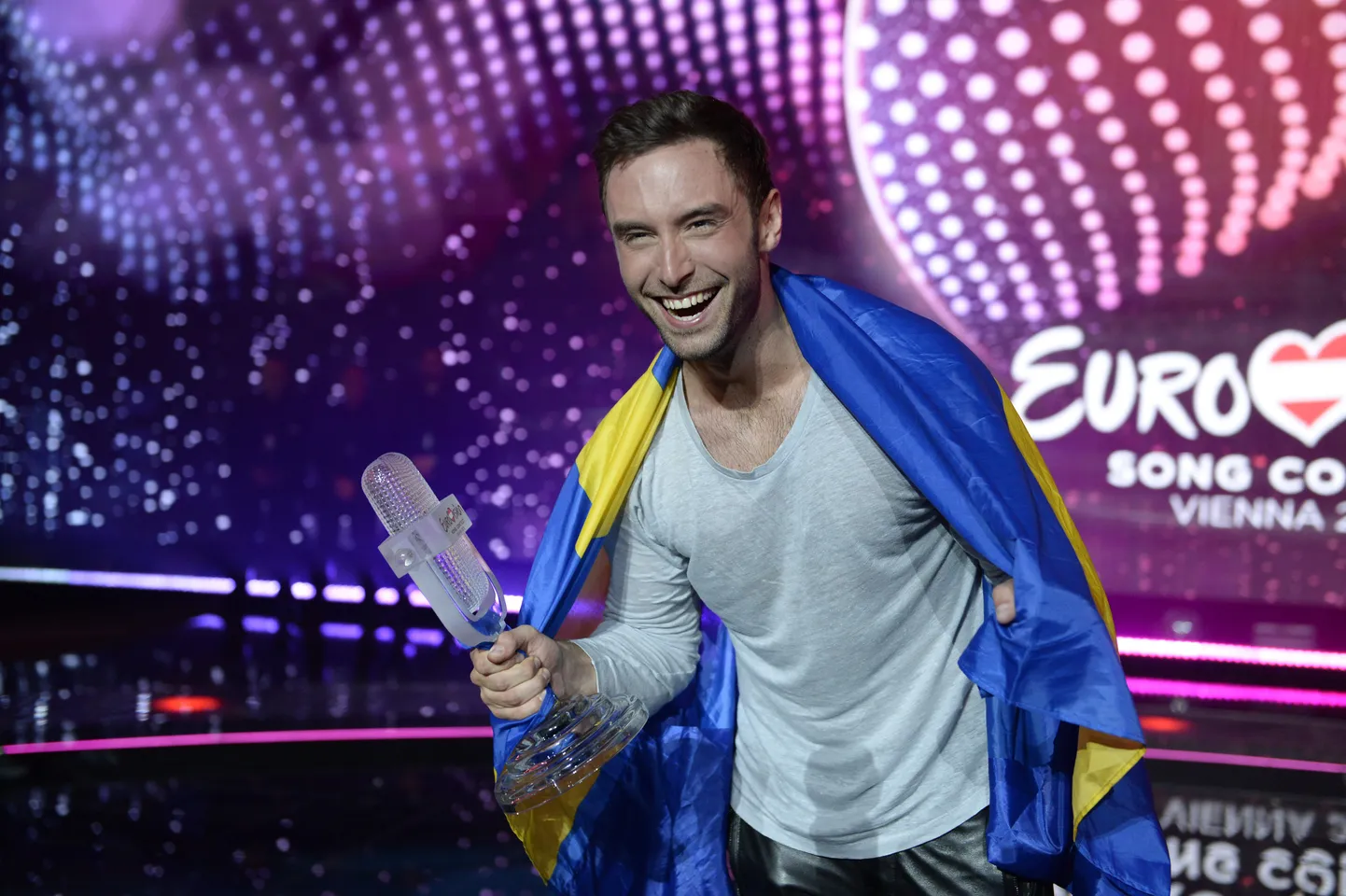 Победителем "Евровидения" в 2015 году стал шведский певец Монс Зелмерлев.
