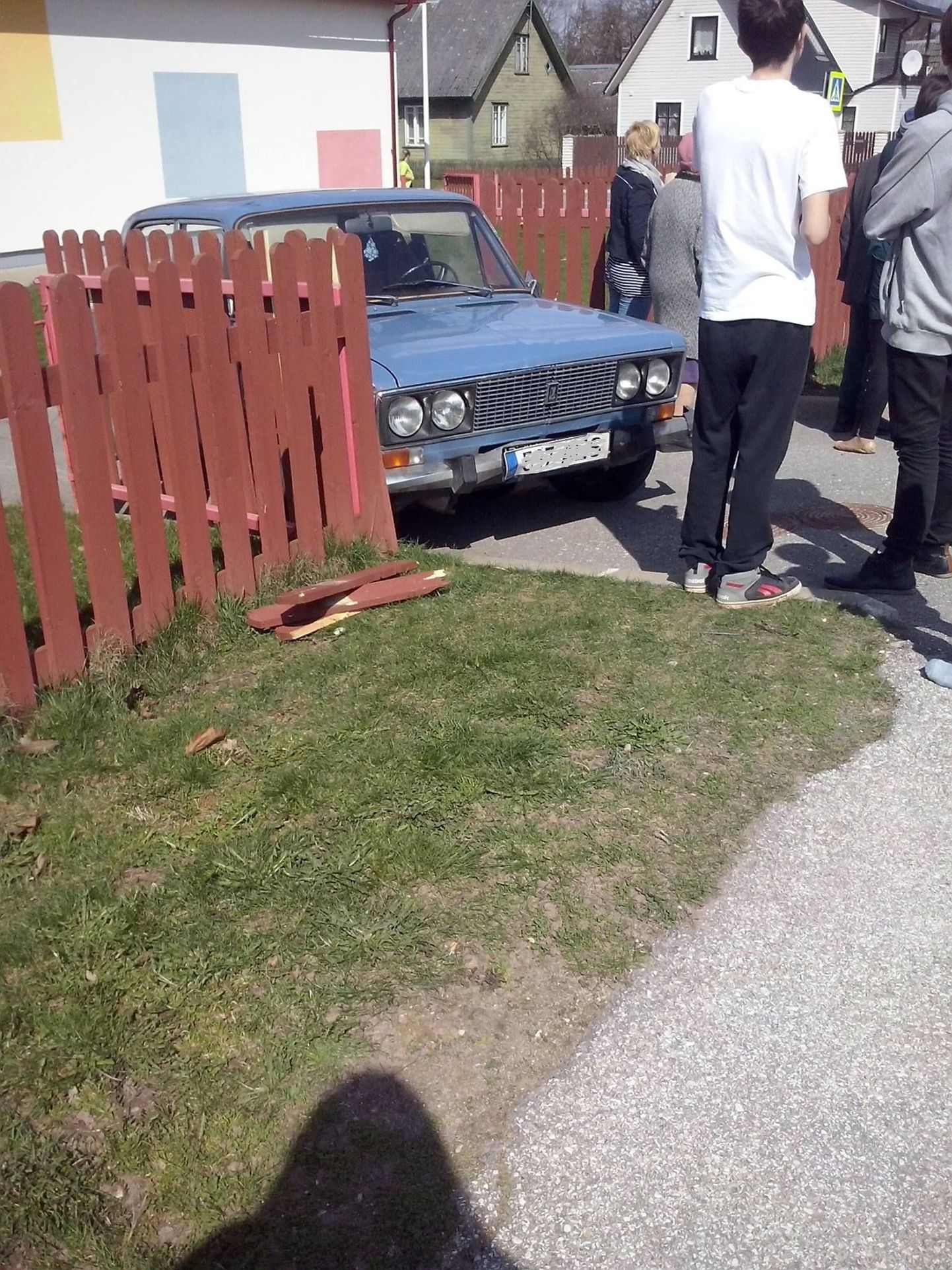 Sinine Žiguli sõitis läbi aia ja peatus noortekeskuse väravas.