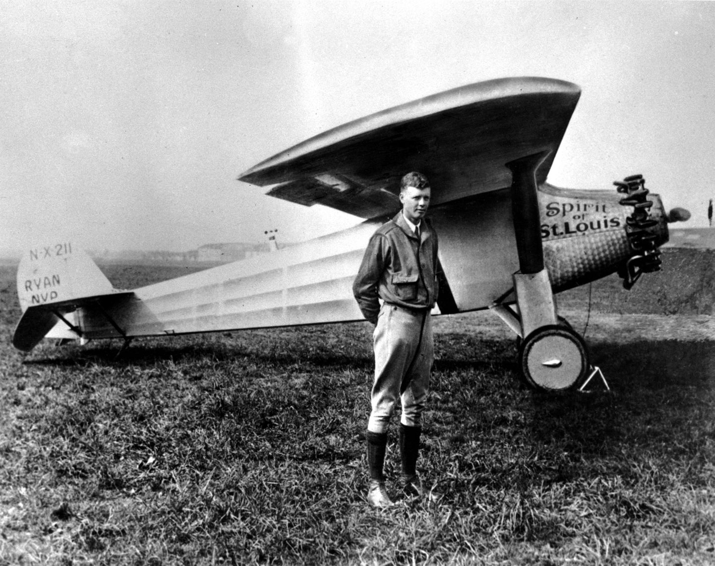 1927. Charles A. Lindbergh, taustal tema lennuk «St. Louise vaim.»