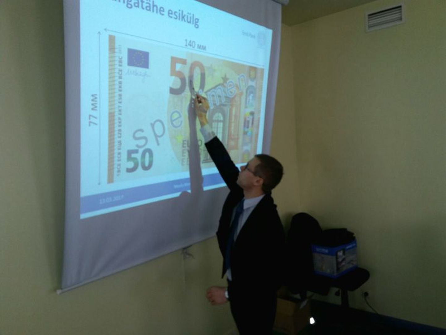 Lääne-Virumaa keskraamatukogus tutvustas uusi 50-euroseid kupüüre ekspert-analüütik Meelis Metus.
