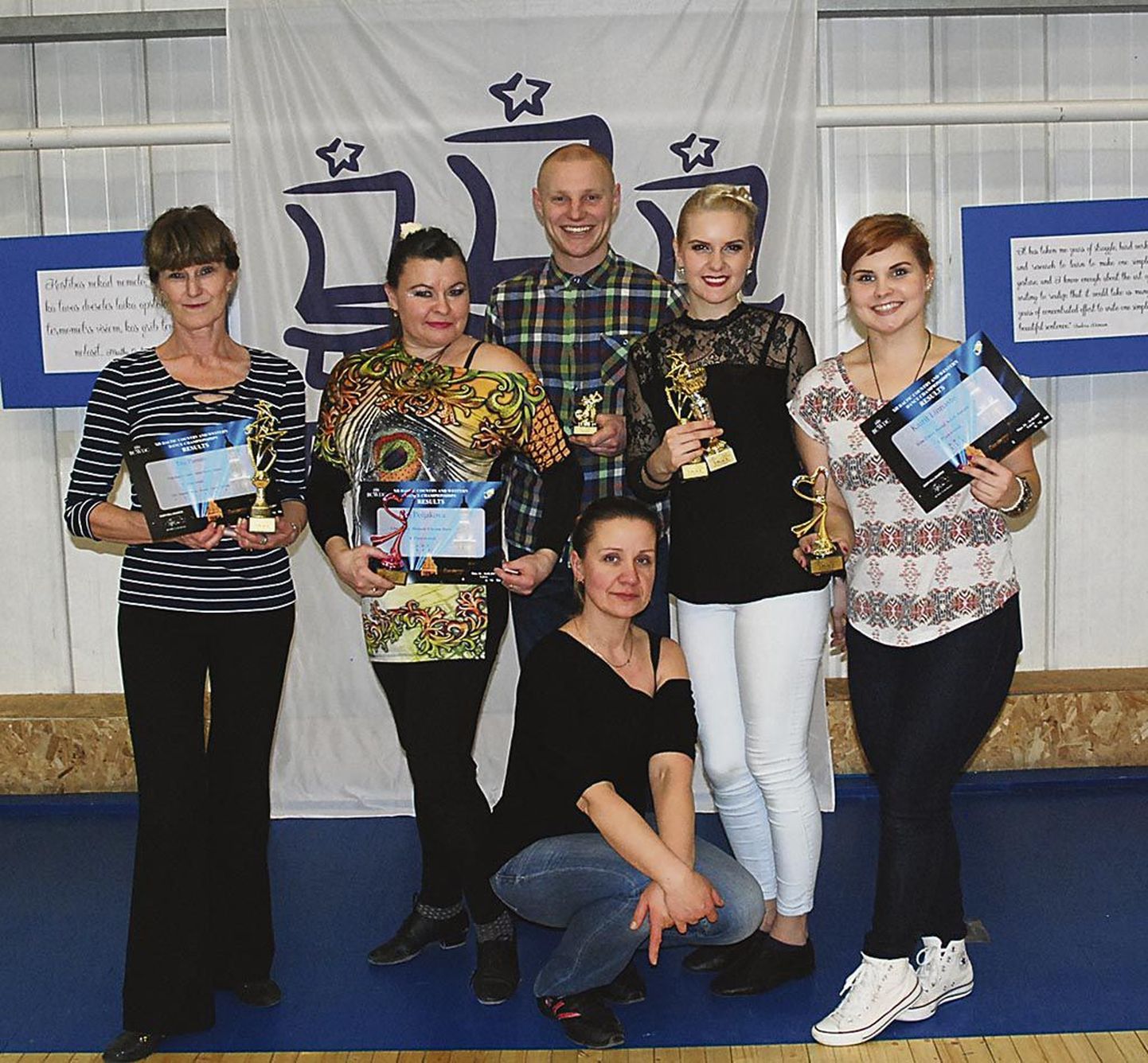 Pärnumaa võidukad tantsijad Riias koos auhindadega.